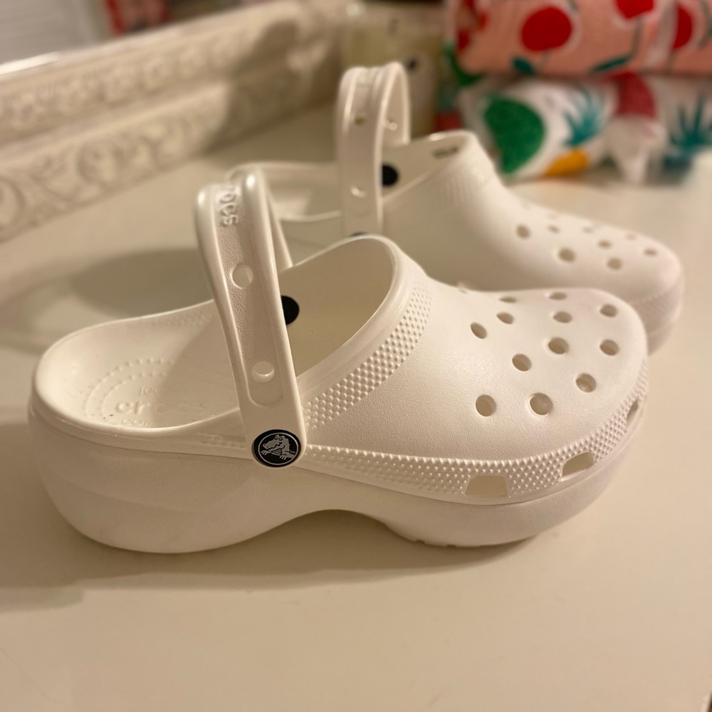 Platform crocs -white